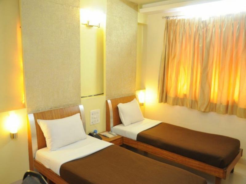 Parth Residency Hotel Ahmedabad Bagian luar foto