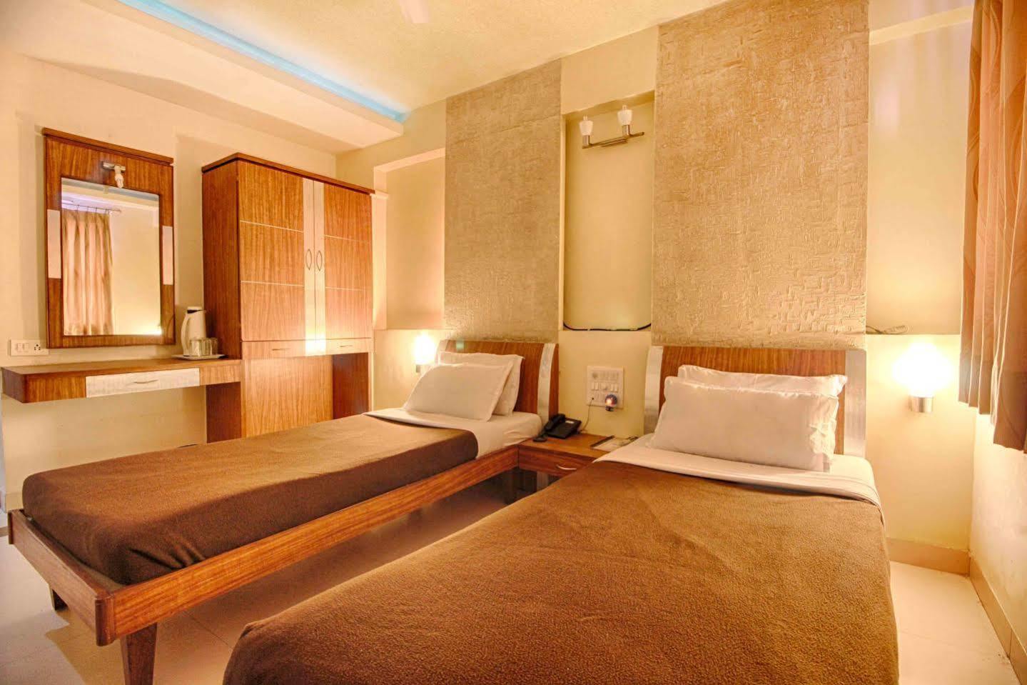 Parth Residency Hotel Ahmedabad Bagian luar foto